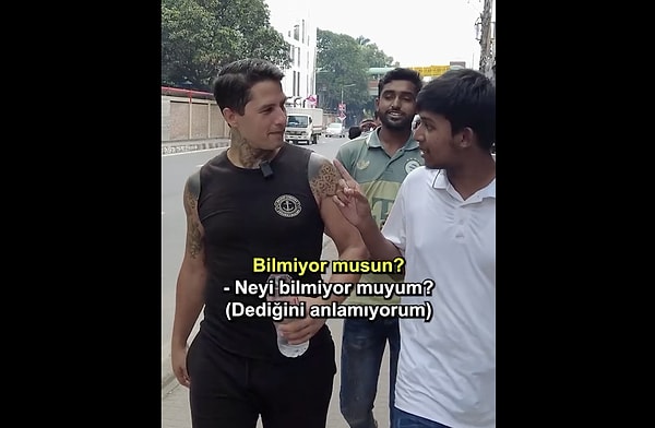 Bangladeş sokaklarında şortla gezen gezginin etrafını bir anda Bangladeşliler sardı.