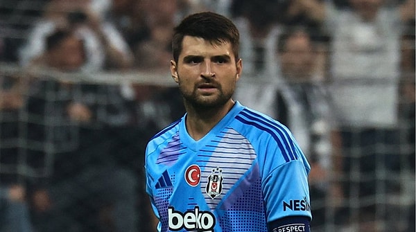 Mert Günok'un sakatlığı sebebiyle Beşiktaş'ta Lyon ve Galatasaray maçlarında kaleyi Ersin Destanoğlu korudu. Dün iki gol yiyen Ersin ikinci gol için isyan etti.