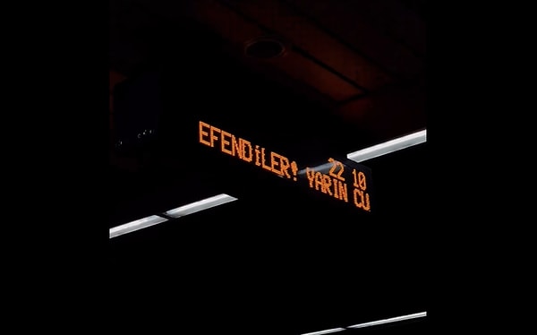 28 Ekim'de Ankara'da bir metroda Atatürk'ün cumhuriyeti ilan etmeden bir gün önce söylediği söz paylaşıldı.