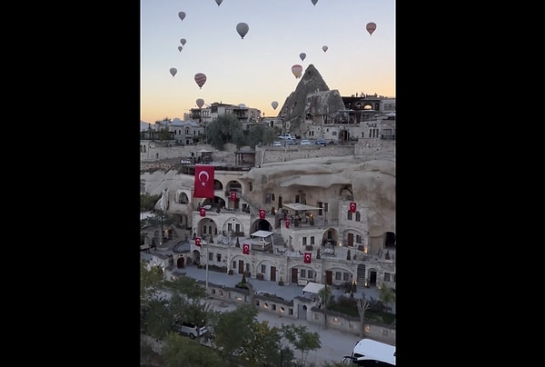 Zaten bir masal diyarı gibi görünen Kapadokya'da harika bir görüntü oluştu.