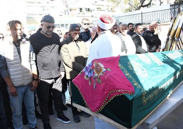 Çoruh, paylaşımına "Babaannem Neriman Çoruh rahmetli olmuştur. 28 Ekim Pazartesi öğlen namazına müteakip Üsküdar Bülbüldere Camii'nde kılınacak namaz sonrası mezarlığa defin olacaktır. Başımız sağ olsun." notunu düştü.