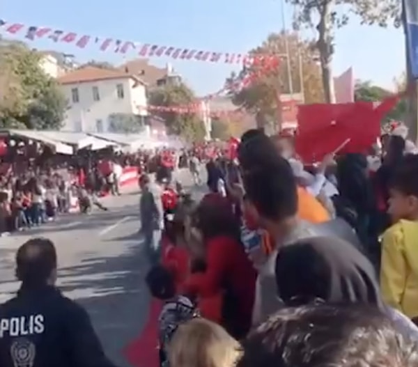 Gösteri sırasında alana giren görevli polise çarpan motosikletli yunus ekibi, savrulup başka bir polise çarparak durdu.