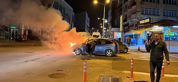 O esnada aracın sahibi olduğu düşünülen kişi, cep telefonunu almak için yanan aracın içine girdi. Yanan otomobilin içine girdiği anlar kaydedildi. Araç çevre sakinleri ve olay yerine gelen polis ekiplerinin müdahalesiyle söndürüldü.