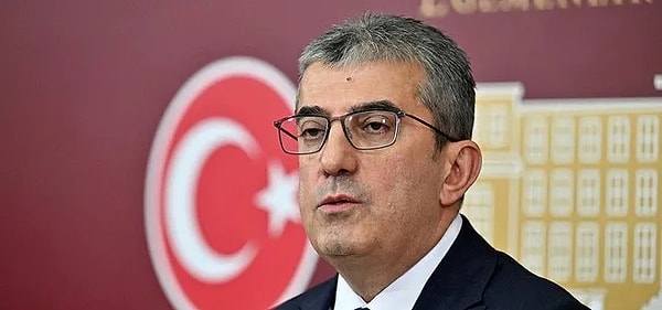 CHP Grup Başkanvekili Gökhan Günaydın, gözaltına ilişkin sosyal medyadan açıklama yaptı. Özer'in terörle mücadele kapsamında gözaltına alındığını bildirdi. Günaydın, açıklamasında şu ifadeleri kullandı: "Esenyurt Belediye Başkanımız Ahmet Özer bu sabah gözaltına alınarak Emniyet’e götürüldü. Kimin terörle mücadele ettiğini kimin iktidar mücadelesi verdiğini biliyoruz. İktidarlar gelip geçer; savcılar ve hakimler adaletin tecellisi için yalnızca kanunlara bağlı kalmalıdır."