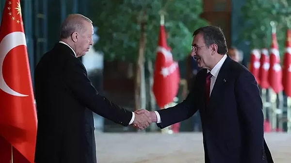 Cumhurbaşkanı Yardımcısı Cevdet Yılmaz, MHP Genel Başkanı Devlet Bahçeli, bakanlar, yüksek yargı üyeleri, Genelkurmay Başkanı Orgeneral Metin Gürak ve kuvvet komutanları ile yabancı misyon şefleri, Cumhurbaşkanı Erdoğan'a tebriklerini sundu.