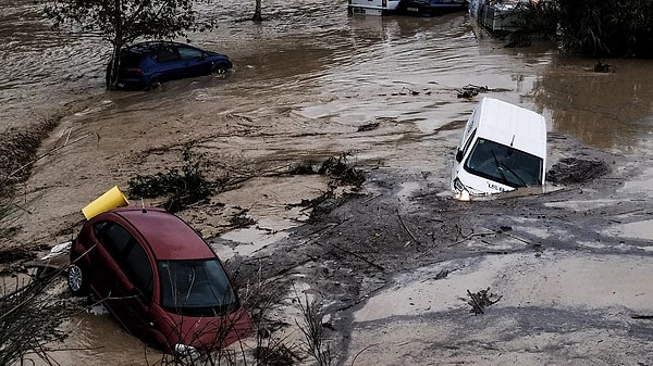 Ülkenin doğusundaki Valensiya özerk yönetim hükümetinin sözcüsü, 51 kişinin hayatını kaybettiğini duyurdu.