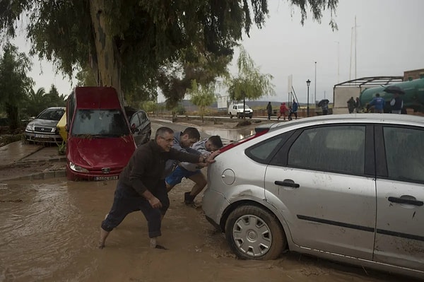 Resmi raporlara göre, Turís ve Utiel gibi bölgeler metrekareye yaklaşık 200 litre yağmur alırken, güney ve doğudaki birçok yerleşim yerinde sadece salı günü 100 litrenin üzerinde yağış görüldü.