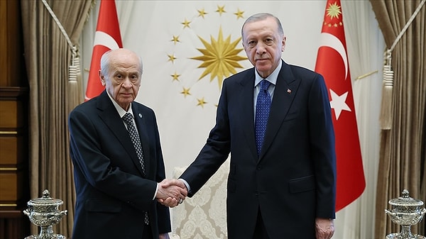 Cumhur İttifakı ortağı MHP Genel Başkanı Devlet Bahçeli'nin 'Öcalan' çağrısı hakkındaki fikirleri merakla takip edilen Erdoğan,"Devlet Bey'e bugün bir kez daha şükranlarımı sunuyorum. Çağrısı tarihi bir fırsat. Devlet Bey, milliyetçiliğin ne anlama geldiğini en saf şekilde ifade etmiş, cesur çıkışlarıyla tarihe istikamet çizmiştir."  dedi.