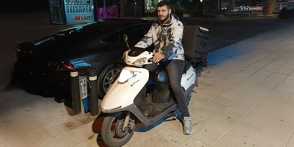 "İstanbul’da yaşıyorsanız, siparişlerinizi kapınıza getiren moto-kurye, Türkiye’nin ithal çay devlerinden birinin oğlu çıkabilir." diyen İsmail Saymaz konuyla ilgili köşesinde şunları yazdı: 👇