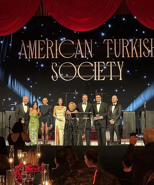 Geçtiğimiz akşam New York'ta düzenlenen Amerikan Türk Cemiyeti galası magazin dünyasının gündemine oturdu biliyorsunuz.