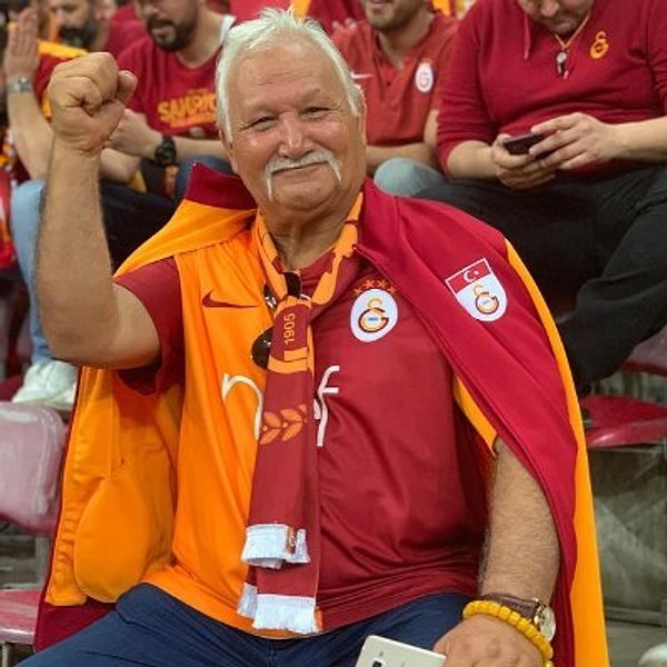 Mümtaz Reis hasta Galatasaraylı ama Beşiktaşlı olan oğlu Cengizhan'la diyalogları ve maç esnasında verdiği tepkilerle renk fark etmeksizin herkesin sevdiği bir isim.