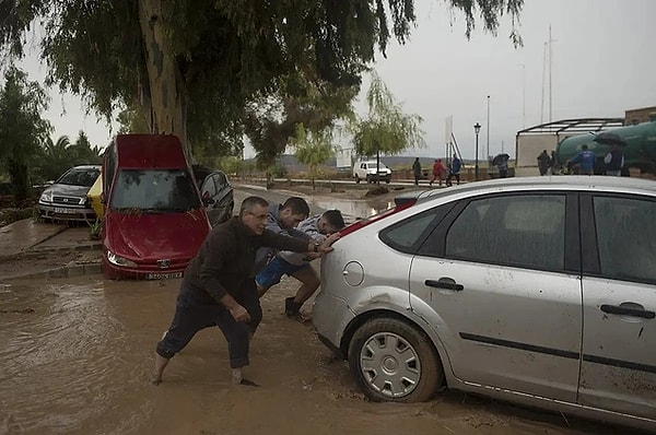 Yetkililer, yaşanan sel felaketinde 62 kişinin hayatını kaybettiğini duyurdu.