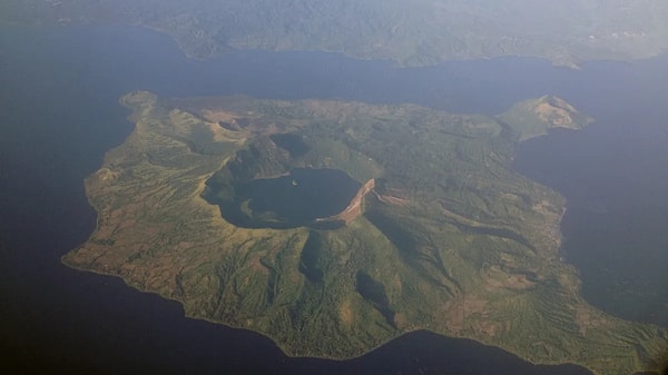 Vulcan Point, Taal Yanardağı’nın ana kraterindeki gölün ortasında yükselen minik bir ada aslında. Yani, aktif bir yanardağ içindeki gölün içinde konumlanan küçük bir volkanik koni!