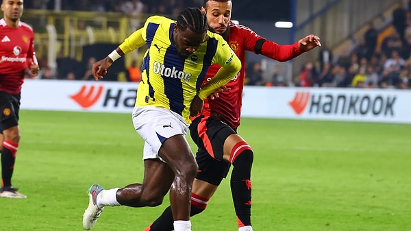 Fenerbahçe formasıyla gösterdiği performanstan ötürü alkış alan Osayi-Samuel, geçen sezonki Trabzonspor karşılaşması sonrası Fenerbahçe taraftarlarının gönlünde adeta taht kurmuştu.