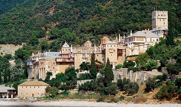 Yasağa rağmen tarih boyunca bazı kadınlar gizlice Aynoroz’a girmeyi başarmış. Örneğin, 1953’te Yunan bir kadın olan Maria Poimenidou, erkek kıyafetleriyle içeri sızmış ve bu olay üzerine yasa daha da sertleşmiş.