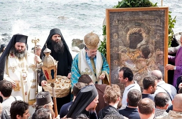 Günümüzde yasağı çiğneyen kadınlar, 12 aya kadar hapis cezası ile karşı karşıya kalabiliyor.