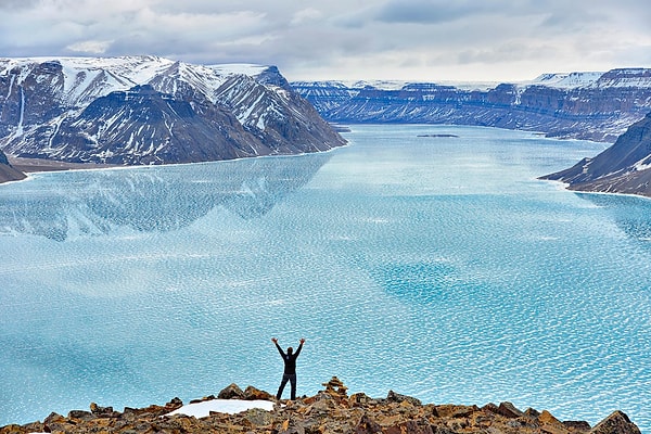 Özellikle Yukon, Nunavut ve Kuzeybatı Toprakları gibi kuzeyde yer alan bölgeler, yıl boyunca kuru, karlı ve soğuk bir iklime sahip. Burada yalnızca kutup ayıları, foklar ve narvallar gibi dayanıklı hayvan türleri hayatta kalabiliyor.