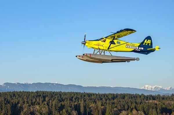 Bugün birçok firma, kısa mesafeli uçuşlar için elektrikli uçaklar geliştiriyor. Örneğin, 2019'da Vancouver merkezli Harbour Air ve MagniX’in geliştirdiği elektrikli uçak, 15 dakikalık bir test uçuşu gerçekleştirdi.