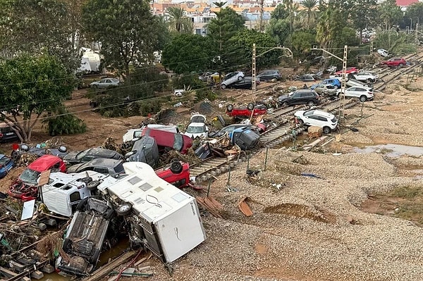 Torres, şiddetli yağış ve fırtınanın halen devam ettiği bölgelerde yaşayan vatandaşlara evlerinden çıkmamaları ve çoğu kapalı ve sular altında kalan yolları kullanmamaları çağrısında bulundu.