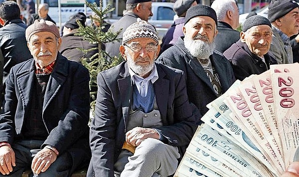 Türkiye’de emekli yaşının 65 olarak yeniden belirlendiği 2000’li yıllarda ortalama yaşam beklentisi 68 yıl olarak hesaplanırken; son çalışmalarda bu yaşın arttığı görülmüştü.