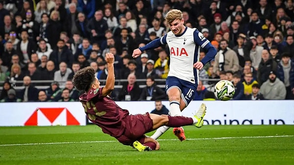 Tottenham ile Manchester City,  İngiltere Lig Kupası Son 16 Turu'nda karşı karşıya geldi. Adını bir üst tura yazdıran taraf, 2-1'lik skorla Postecoglou ve öğrencileri oldu.