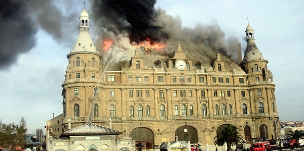 İstanbul'un simge yapılarından Haydarpaşa Garı, 2010 yılındaki büyük yangının ardından kullanıma kapatılmıştı. Haydarpaşa'nın AVM yapılmak istendiği iddiası ise bir süredir gündemdeydi.