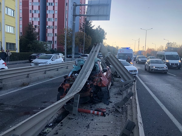 Kaza, Çorlu çevre yolunda meydana geldi. Ergene istikametine doğru ilerleyen araç sürücüsü M.D., yol ayrımına geldiğinde direksiyon hakimiyetini kaybederek bariyerlere çarptı.