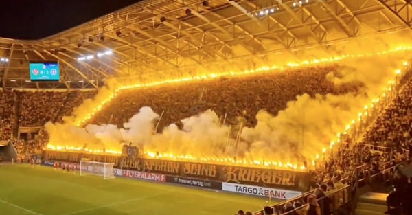 Dynamo Dresden taraftarları tribünde yaktıkları turuncu meşalelerle adeta alev topu yarattı. Karşılıklı gollerle geçen maçın galibi 2-3'lük skorla SV Darmstadt oldu.