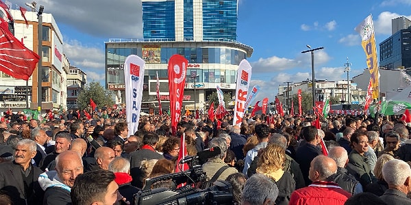 CHP ve DEM Parti ve 'Kent Uzlaşısı' ile seçilen Esenyurt Belediye Başkanı Ahmet Özer’in tutuklanıp yerine kayyım atanmasına ilişkin Esenyurt Meydanı’nda miting düzenledi.