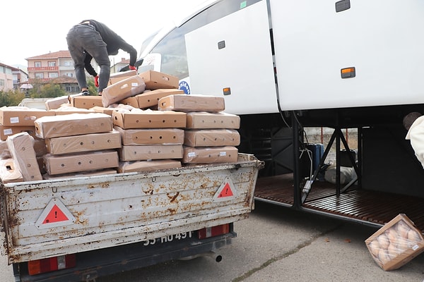 Otobüsün bagajında yapılan aramada 140 kolide toplam 2 bin 100 kilogram ağırlığında dondurulmuş 1400 kanatlı hayvan ele geçirildi.