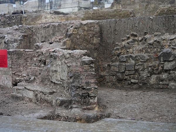 Tiyatronun giriş yolları ve çevresinde yapılan çalışmalarda, pişirilmiş topraktan yapılmış borulardan oluşan bir altyapı sistemi ortaya çıktı.