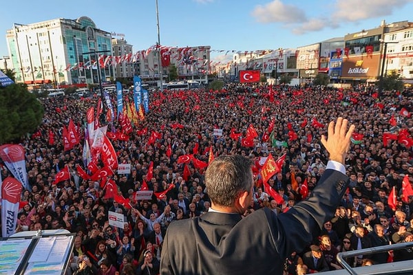 CHP’li Esenyurt Belediye Başkanı Ahmet Özer’in tutuklanması ve yerine kayyum atanması sonrasında CHP bugün Esenyurt’ta tepki mitingi düzenlendi.