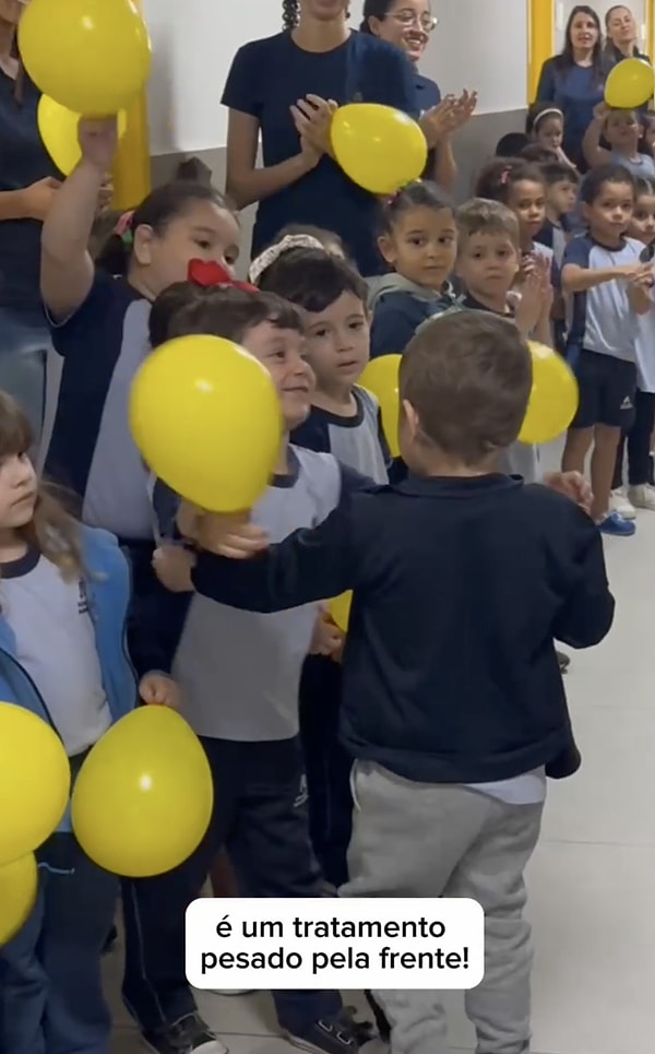 Bir arkadaşıyla sarılan ve ardından sınıfına geçen çocuk için bu güzel sürprizin unutulmaz bir anı olacağı kesindi.