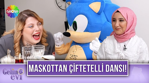 Gaye gelinin yardımcısı Kirpi Sonic maskotu kısa süre içerisinde sosyal medyada gündeme oturdu.