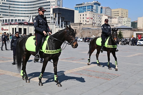 Atlı polis birimleri, birçok ülkede kültürel ve tarihi bir öneme sahiptir. Türkiye, İsveç ve İskoçya gibi ülkelerde, atların tarihi geleneklerdeki yeri çok büyüktür.