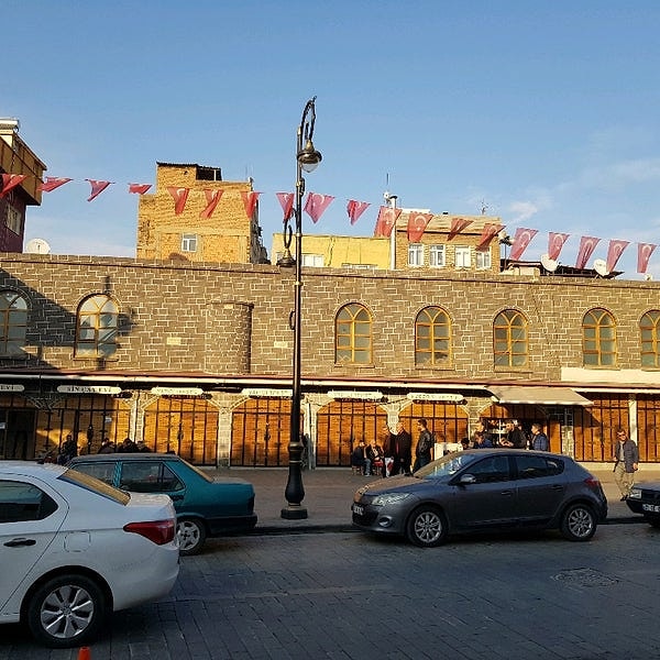 Halk arasında 'Sin Camii' olarak da bilinen Sinoğlu Camii, alt katında bulunan 12 dükkanla beraber satışa çıkarıldı.