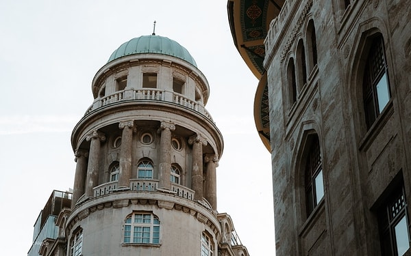 Germanya Han aslına sadık kalınarak konaklamaya uygun şekilde restore edildi. 130 yıllık tarihiyle günümüzdeki otel konaklaması için yeniden hayata kazandırılan bu mekan pandemi döneminde açılmasına rağmen, kendine özgü atmosferi ile dikkat çekiyor.