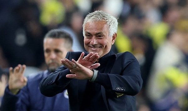 UEFA'dan yapılan açıklamaya göre Jose Mourinho'ya bir maç ceza verildi. Buna göre Mourinho hafta içinde oynanacak olan AZ Alkmaar maçında takımının başında olamayacak.