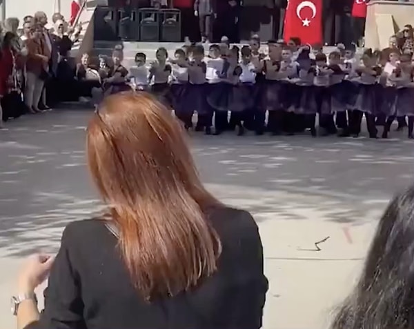 Bir okulda öğrencilere Alizade'nin 'Anormal' şarkısı ile gösteri yaptırıldı.