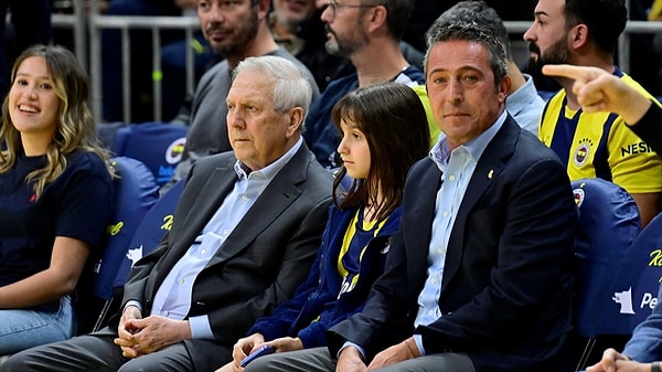 Aziz Yıldırım, kızı Yaz ile geldiği salonda Ali Koç'la birlikte maçı izlerken Partizan koçu Zeljko Obradovic de Aziz Yıldırım'ın yanına gelerek uzun uzun sarıldı.