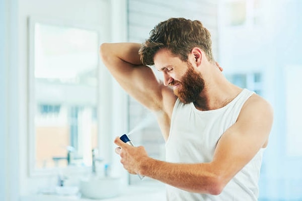 Antiperspirantlar ise deodorantlardan farklı olarak terlemeyi azaltmak veya tamamen durdurmak amacıyla geliştirilmiştir. Bu ürünlerin içerisinde, ter bezlerini geçici olarak kapatan alüminyum bazlı bileşikler bulunur.