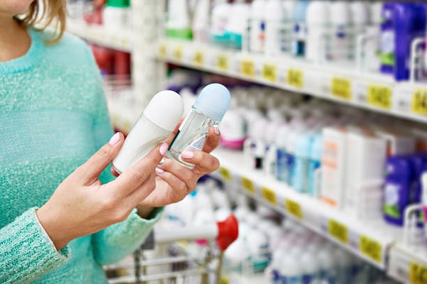 Antiperspirantlar tek başına kullanılabildiği gibi deodorantlarla birleşik ürünler olarak da satılmaktadır. Özellikle aşırı terleme sorunu yaşayan kişiler için eczanelerde veya reçeteyle satılan daha güçlü antiperspirant seçenekleri de bulunmaktadır.