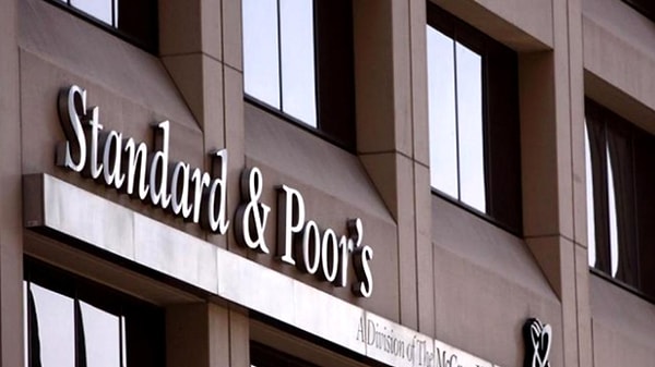 S&P'nin Türkiye'nin not görünümüne ilişkin kararı merakla beklenirken, piyasalarda not görünümünde tek kademe artış yapılabileceği yönünde bir beklenti oluşmuştu.