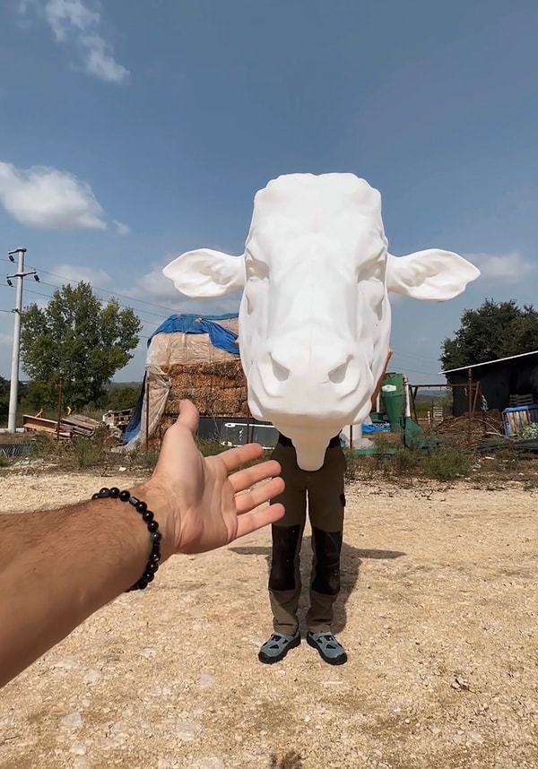 İlk olarak çalışacağı kalıpları çıkaran sanatçı ardından öyle bir sonuca varıyor ki video aşamaları olmasa insanın inanası gelmiyor.