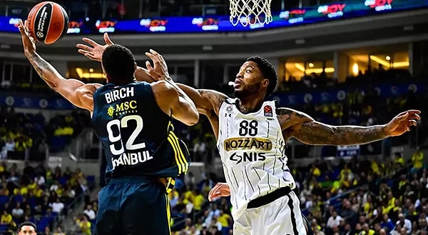 EuroLeague'de dün akşam Fenerbahçe Beko'nun Partizan'ı 89-72 mağlup ettiği karşılaşmayı Ülker Sports Arena'da izleyen Osayi, Instagram hesabından Fenerbahçe tribünlerini gösteren bir hikaye paylaştı.