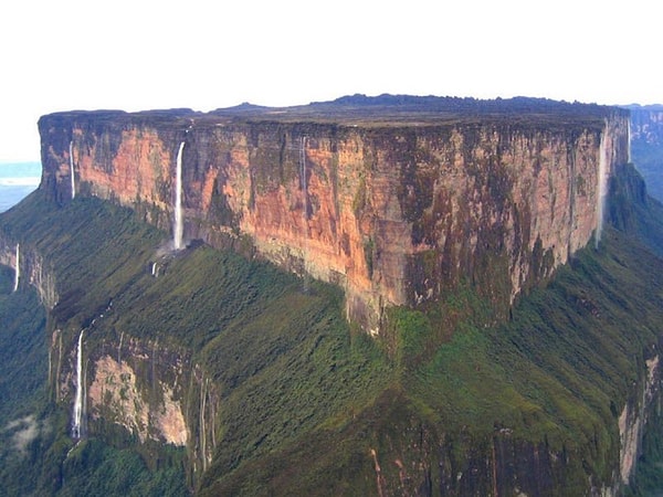 14. Brezilya, Guyana ve Venezuela'nın birleştiği noktada bulunan Roraima Dağı.