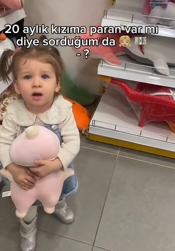 Tatlı kız parayı duyar duymaz baba diye sayıklamaya başladı.