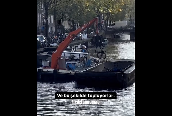 Amsterdam'da kanala düşen bisikletlerin toplandığı anlar paylaşıldı.