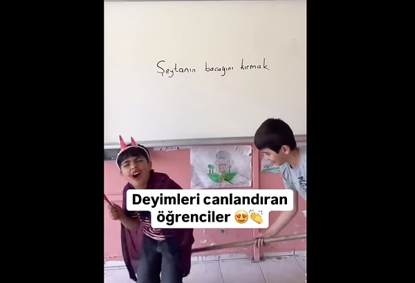 Bir okulda öğrenciler, deyimleri canlandırarak öğrendi.