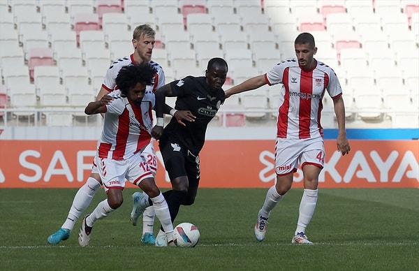 Sivasspor bugün evinde Çaykur Rizespor'u ağırladı. İlk yarısını 1-0 geride kapattığı maçta Sivasspor tribünlerinde de tepkiler vardı.